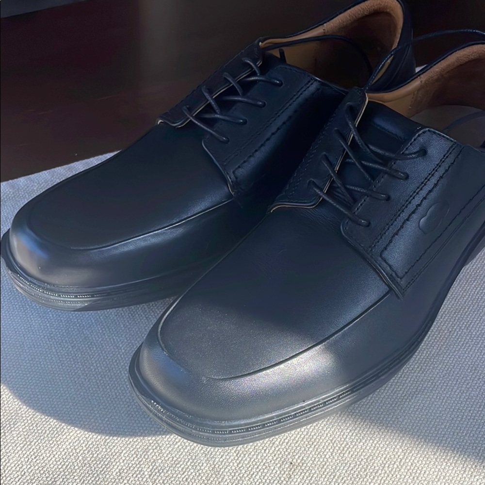 Black Leather Oxfords with Sleek Design